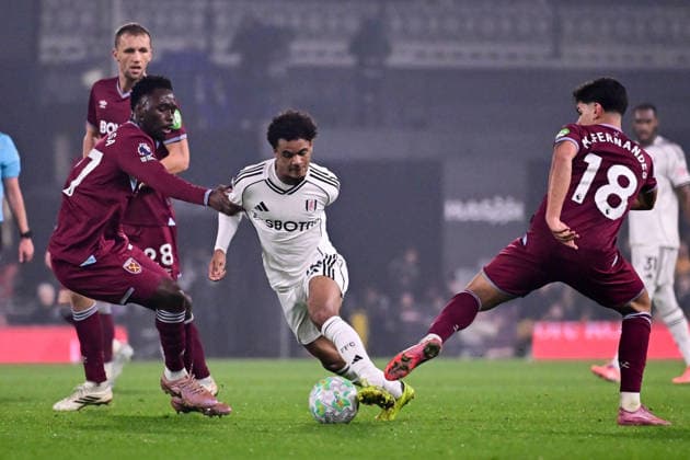 Fulham v West Ham United, Premier League Fulham forward Oscar Bobb (14) takes on West Ham United midfielder Mateus Fernandes (18) and West Ham United midfielder Songoutou Magassa (27) during the Premier League match between Fulham and West Ham United at Craven Cottage, London, UK on 4 March 2026. London Craven Cottage Greater London UK Editorial use only DataCo restrictions apply See www.football-dataco.com , Copyright: xDennisxGoodwinx PSI-23837-0052