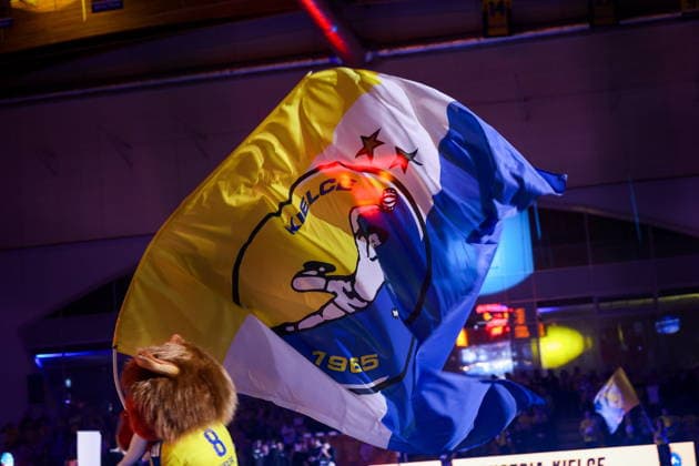 Kielce 04.03.2026. Pilka reczna EHF Liga Mistrzow sezon 2025 2026 kolejka 13 mecz: Industria Kielce - Sporting Lizbona --- Handball EHF Champions League season 2025 2026 round 13 match between Industria Kielce and Sporting Lisbon in Kielce, Poland Persons Shown : flaga Fot. Igor Jakubowski Arena Akcji NEWSPIX.PL --- newspix.pl 
