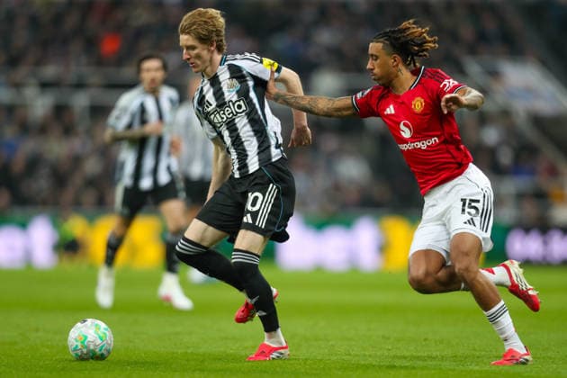 Newcastle United v Manchester United, ManU Premier League Anthony Gordon Of Newcastle United Under pressure from Leny Yoro Of Manchester United during the Newcastle United v Manchester United Premier League match at St. James Park, Newcastle Upon Tyne, England on 4 March 2026 Credit: Lee Keuneke Every Second Media Editorial use only. All images are copyright Every Second Media Limited. No images may be reproduced without prior permission. All rights reserved. Premier League and Football League images are subject to licensing agreements with Football DataCo Limited. see https: www.football-dataco.com Copyright: xIMAGO EveryxSecondxMediax ESM-1838-0048 LeexKeunekex xEveryxSecondxMediax