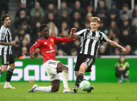 Kobbie Mainoo of Manchester United, ManU (left) and Lewis Hall of Newcastle United Newcastle United v Manchester United, Premier League, Football, St James Park, Newcastle, UK - 04 Mar 2026Newcastle St James Park United Kingdom EDITORIAL USE ONLY No use with unauthorised audio, video, data, fixture lists, club league logos or live services. Online in-match use limited to 120 images, no video emulation. No use in betting, games or single club league player publications. Copyright: xRichardxLee Shutterstockx 16723964ao