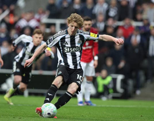 Newcastle Upon Tyne, England, 4th March 2026. Anthony Gordon of Newcastle United scores from the penalty spot during the Newcastle United vs Manchester United, ManU Premier League match at St. James Park, Newcastle Upon Tyne. Picture credit should read: Nigel Roddis Sportimage EDITORIAL USE ONLY. No use with unauthorised audio, video, data, fixture lists, club league logos or live services. Online in-match use limited to 120 images, no video emulation. No use in betting, games or single club league player publications. SPI_038_NR_NEWC_MANC SPI-4578-0038