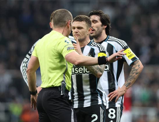Newcastle Upon Tyne, England, 4th March 2026. Kieran Trippier of Newcastle United argues with the referee following a sending off Jacob Ramsey of Newcastle United during the Newcastle United vs Manchester United, ManU Premier League match at St. James Park, Newcastle Upon Tyne. Picture credit should read: Nigel Roddis Sportimage EDITORIAL USE ONLY. No use with unauthorised audio, video, data, fixture lists, club league logos or live services. Online in-match use limited to 120 images, no video emulation. No use in betting, games or single club league player publications. SPI_039_NR_NEWC_MANC SPI-4578-0039