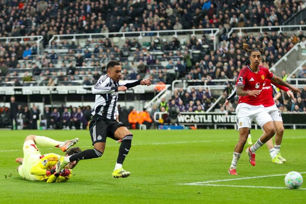 Newcastle United v Manchester United, ManU Premier League Jacob Ramsey Of Newcastle United goes down in the box during the Newcastle United v Manchester United Premier League match at St. James Park, Newcastle Upon Tyne, England on 4 March 2026 Credit: Lee Keuneke Every Second Media Editorial use only. All images are copyright Every Second Media Limited. No images may be reproduced without prior permission. All rights reserved. Premier League and Football League images are subject to licensing agreements with Football DataCo Limited. see https: www.football-dataco.com Copyright: xIMAGO EveryxSecondxMediax ESM-1838-0055 LeexKeunekex xEveryxSecondxMediax