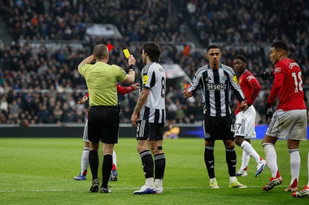 Newcastle United v Manchester United, ManU Premier League Referee Peter Banks shows Jacob Ramsey of Newcastle United a red card during the Premier League match between Newcastle United and Manchester United at St. James s Park, Newcastle, UK on 4 March 2026. Newcastle St. James s Park Tyne and Wear UK Editorial use only DataCo restrictions apply See www.football-dataco.com , Copyright: xCraigxCowanx PSI-23835-0066