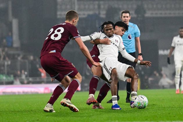 Fulham v West Ham United, Premier League West Ham United midfielder Mateus Fernandes (18) gets to grips with Fulham forward Samuel Chukwueze (19) during the Premier League match between Fulham and West Ham United at Craven Cottage, London, UK on 4 March 2026. London Craven Cottage Greater London UK Editorial use only DataCo restrictions apply See www.football-dataco.com , Copyright: xDennisxGoodwinx PSI-23837-0057