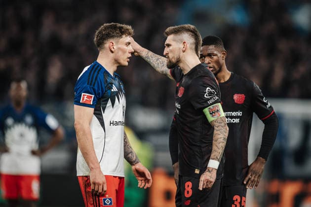Fußball Männer Saison 2025 2026 1. Fußball-Bundesliga 17. Spieltag Hamburger SV vs. Bayer 04 Leverkusen 04.03.2026 nach dem Abpfiff Wortgefecht zwischen Nicolai Remberg ( 21, HSV) links und Robert Andrich ( 8, Bayer 04 Leverkusen) rechts Hamburg Volksparkstadion Hamburg Deutschland *** Soccer Men Season 2025 2026 1 Soccer Bundesliga 17 Matchday Hamburger SV vs Bayer 04 Leverkusen 04 03 2026 after the final whistle exchange of words between Nicolai Remberg 21, HSV left and Robert Andrich 8, Bayer 04 Leverkusen right Hamburg Volksparkstadion Hamburg Germany