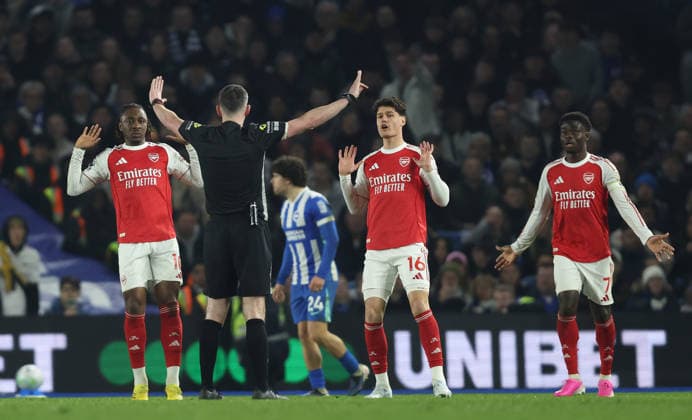 Premier League - Brighton & Hove Albion FC v Arsenal FC BRIGHTON, ENGLAND, MARCH 4: Eberechi Eze, Christian Norgaard & Bukayo Saka of Arsenal look frustrated with Referee during the match between Brighton & Hove Albion FC and Arsenal FC in the Premier League at the AMEX Community Stadium in Brighton, England, on March 4. (Photo by Daniel Weir) Brighton AMEX Community Stadium England Copyright: xDanielxWeir CrystalxPixx Sportspressphoto_SPR101889