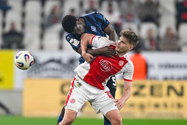 Sport Bilder des Tages #2 v. li. im Zweikampf Oluwaseun Ogbemudia (Mannheim 5) Marek Janssen (Essen 20) 04.03.2026 ¢ Fussball ¢ Rot-Weiss Essen vs SV Waldhof Mannheim, Stadion Essen, Essen, DFB DFL REGULATIONS PROHIBIT ANY USE OF PHOTOGRAPHS AS IMAGE SEQUENCES AND OR QUASI-VIDEO *** v li in duel Oluwaseun Ogbemudia Mannheim 5 Marek Janssen Essen 20 04 03 2026 ¢ Soccer ¢ Rot Weiss Essen vs SV Waldhof Mannheim, Stadion Essen, Essen, DFB DFL REGULATIONS PROHIBIT ANY USE OF PHOTOGRAPHS AS IMAGE SEQUENCES AND OR QUASI VIDEO Copyright: xpepphotox xHorstxMauelshagenx pep00321, pep_20260304_hm_298128