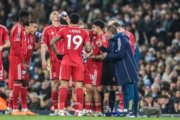 Manchester City v Nottingham Forest - Premier League Vitor Pereira, manager of Nottingham Forest, gives his team instructions during a break in play during the Premier League match between Manchester City and Nottingham Forest at Etihad Stadium in Manchester, United Kingdom, on March 4, 2026. Manchester Greater Manchester United, ManU Kingdom  Copyright: xNewsxImagesx originalFilename:cosgrove-premierl260304_npVzY.jpg