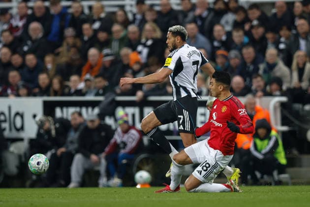 Newcastle United v Manchester United, ManU Premier League Casemiro of Manchester United challenges Joelinton of Newcastle United during the Premier League match between Newcastle United and Manchester United at St. James s Park, Newcastle, UK on 4 March 2026. Newcastle St. James s Park Tyne and Wear UK Editorial use only DataCo restrictions apply See www.football-dataco.com , Copyright: xCraigxCowanx PSI-23835-0158