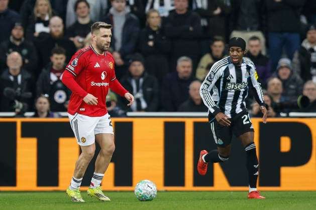 Newcastle United v Manchester United, ManU Premier League Luke Shaw of Manchester United looks to make a pass during the Premier League match between Newcastle United and Manchester United at St. James s Park, Newcastle, UK on 4 March 2026. Newcastle St. James s Park Tyne and Wear UK Editorial use only DataCo restrictions apply See www.football-dataco.com , Copyright: xCraigxCowanx PSI-23835-0160