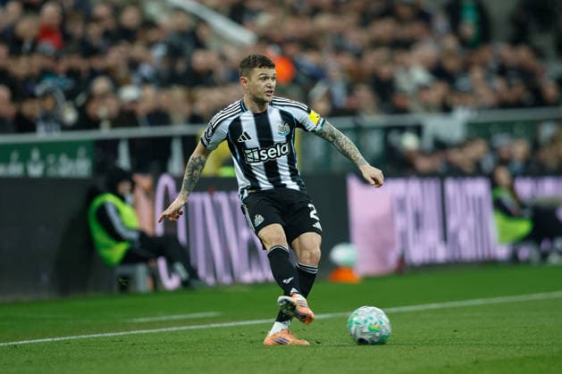 Newcastle United v Manchester United, ManU Premier League Kieran Trippier of Newcastle United passes to a team mate during the Premier League match between Newcastle United and Manchester United at St. James s Park, Newcastle, UK on 4 March 2026. Newcastle St. James s Park Tyne and Wear UK Editorial use only DataCo restrictions apply See www.football-dataco.com , Copyright: xCraigxCowanx PSI-23835-0170