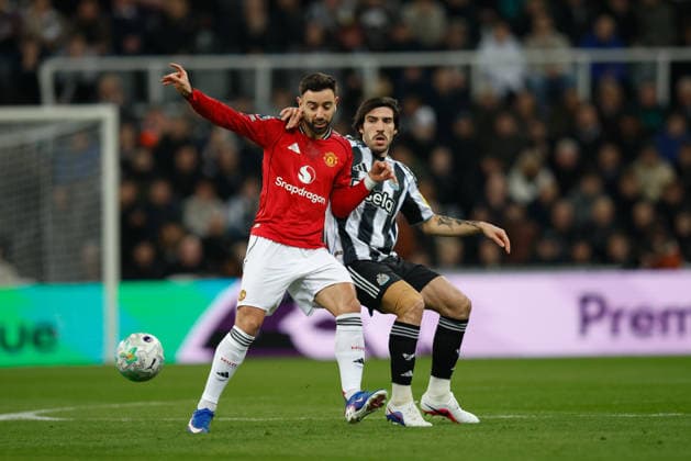Newcastle United v Manchester United, ManU Premier League Sandro Tonali of Newcastle United battles with Bruno Fernandes of Manchester United during the Premier League match between Newcastle United and Manchester United at St. James s Park, Newcastle, UK on 4 March 2026. Newcastle St. James s Park Tyne and Wear UK Editorial use only DataCo restrictions apply See www.football-dataco.com , Copyright: xCraigxCowanx PSI-23835-0183