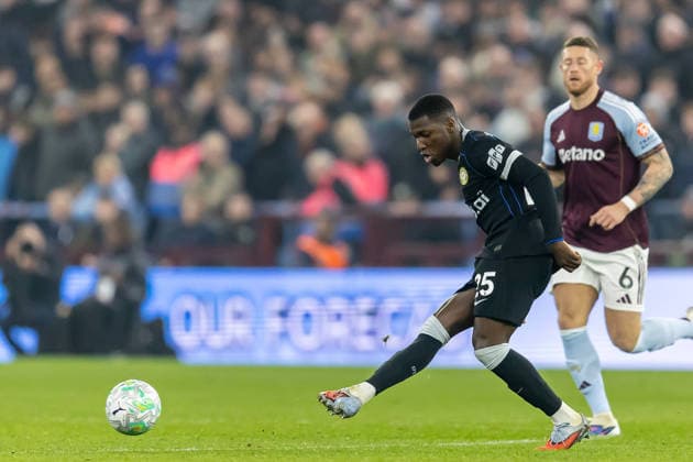 Aston Villa v Chelsea, Premier League Chelsea midfielder Moises Caicedo (25) plays a pass during the Premier League match between Aston Villa and Chelsea at Villa Park, Birmingham, UK on 4 March 2026. Birmingham Villa Park West Midlands UK Editorial use only DataCo restrictions apply See www.football-dataco.com , Copyright: xManjitxNarotrax PSI-23838-0115