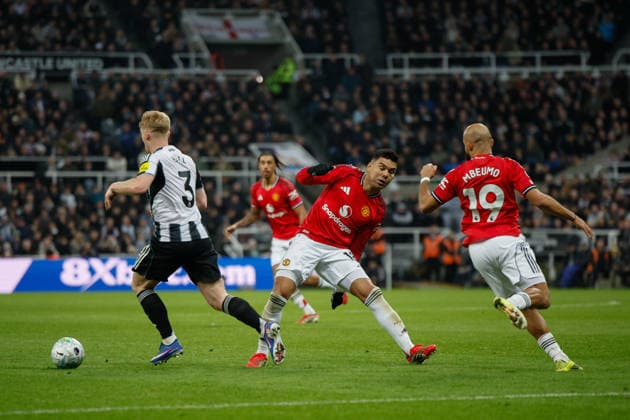 Newcastle United v Manchester United, ManU Premier League Lewis Hall of Newcastle United beats Casemiro of Manchester United during the Premier League match between Newcastle United and Manchester United at St. James s Park, Newcastle, UK on 4 March 2026. Newcastle St. James s Park Tyne and Wear UK Editorial use only DataCo restrictions apply See www.football-dataco.com , Copyright: xCraigxCowanx PSI-23835-0188