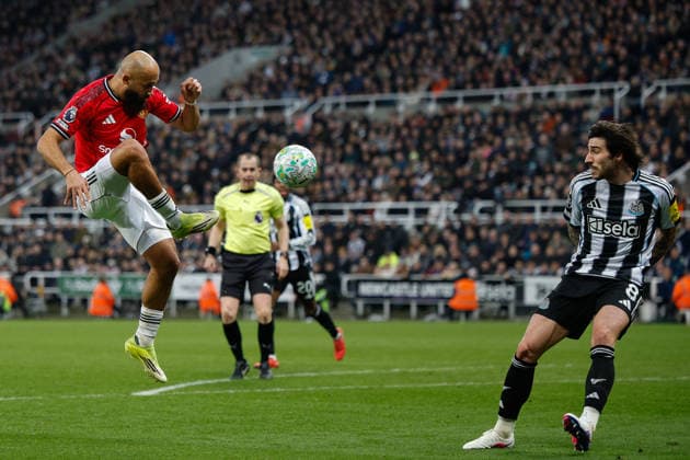 Newcastle United v Manchester United, ManU Premier League Bryan Mbeumo of Manchester United controls the ball during the Premier League match between Newcastle United and Manchester United at St. James s Park, Newcastle, UK on 4 March 2026. Newcastle St. James s Park Tyne and Wear UK Editorial use only DataCo restrictions apply See www.football-dataco.com , Copyright: xCraigxCowanx PSI-23835-0191