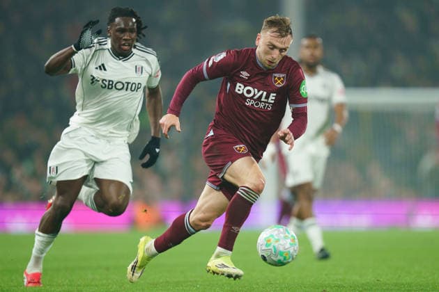 Fulham v West Ham United, Premier League Jarrod Bowen of West Ham United under pressure from Calvin Bassey of Fulham during the Fulham v West Ham United Premier League match at Craven Cottage, London, England on 3 March 2026 Credit: Dylan Hepworth Every Second Media Editorial use only. All images are copyright Every Second Media Limited. No images may be reproduced without prior permission. All rights reserved. Premier League and Football League images are subject to licensing agreements with Football DataCo Limited. see https: www.football-dataco.com Copyright: xIMAGO EveryxSecondxMediax ESM-1839-0124 DylanxHepworthx xEveryxSecondxMediax