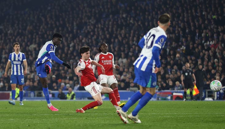 Premier League - Brighton & Hove Albion FC v Arsenal FC BRIGHTON, ENGLAND, MARCH 4: Carlos Baleba of Brighton & Hove Albion has a shot on goal during the match between Brighton & Hove Albion FC and Arsenal FC in the Premier League at the AMEX Community Stadium in Brighton, England, on March 4. (Photo by Daniel Weir) Brighton AMEX Community Stadium England Copyright: xDanielxWeir CrystalxPixx Sportspressphoto_SPR102141