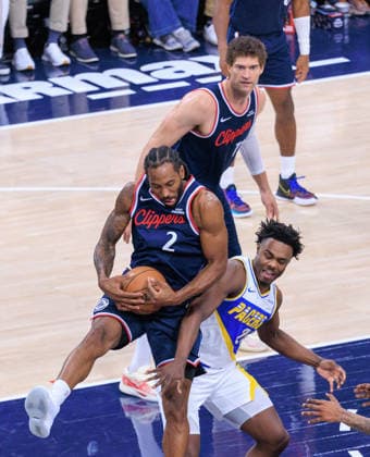 March 4, 2026, Inglewood, California, USA: Kawhi Leonard 2 of the Los Angeles Clippers wins a rebound during their 2026 NBA, Basketball Herren, USA regular season game against the Indiana Pacers on Wednesday March 4, 2026 at Intuit Dome Arena in Inglewood, California. JAVIER ROJAS PI Inglewood USA - ZUMAp124 20260304_zaa_p124_065 Copyright: xJavierxRojasx