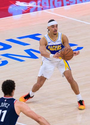 March 4, 2026, Inglewood, California, USA: Andrew Nembhard 2 of the Indiana Pacers passes the ball during a time out in a regular season NBA, Basketball Herren, USA game against the Los Angeles Clippers on Wednesday March 4, 2026 at Intuit Dome Arena in Inglewood, California. JAVIER ROJAS PI Clippers Vs. Pacers  - ZUMAp124 20260304_zaa_p124_064 Copyright: xJavierxRojasx