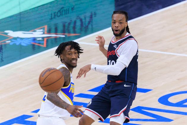 March 4, 2026, Inglewood, California, USA: Darius Garland 10 of the Los Angeles Clippers passes the ball past Quenton Jackson 29 of the Indiana Pacers during their regular season NBA, Basketball Herren, USA game on Wednesday March 4, 2026 at Intuit Dome in Inglewood, California. Clippers defeat Pacers, 130-107. ARIANA RUIZ PI Clippers Vs. Pacers  - ZUMAp124 20260304_zaa_p124_072 Copyright: xArianaxRuizx