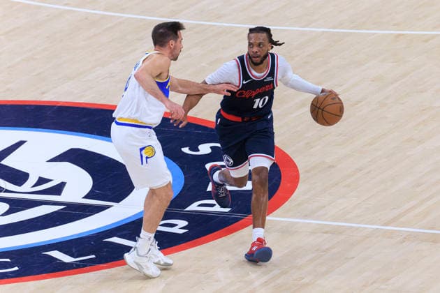 March 4, 2026, Inglewood, California, USA: T.J. McConnell 9 of the Indiana Pacers guards Darius Garland 10 of the Los Angeles Clippers during their regular season NBA, Basketball Herren, USA game on Wednesday March 4, 2026 at Intuit Dome in Inglewood, California. Clippers defeat Pacers, 130-107. ARIANA RUIZ PI Clippers Vs. Pacers  - ZUMAp124 20260304_zaa_p124_075 Copyright: xArianaxRuizx