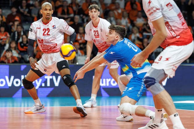 04.03.26, Berlin, Volleyball, CEV Cup Viertelfinale, BR Volleys vs. Volley Piacenza. Luca Loreti (Volley Piacenza) nimmt den Ball an. CEV Cup Viertelfinale, BR Volleys vs. Volley Piacenza.