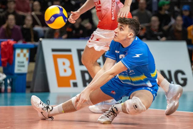 04.03.26, Berlin, Volleyball, CEV Cup Viertelfinale, BR Volleys vs. Volley Piacenza. Daniel Iyegbekedo (Volley Piacenza) nimmt den Ball an. CEV Cup Viertelfinale, BR Volleys vs. Volley Piacenza.
