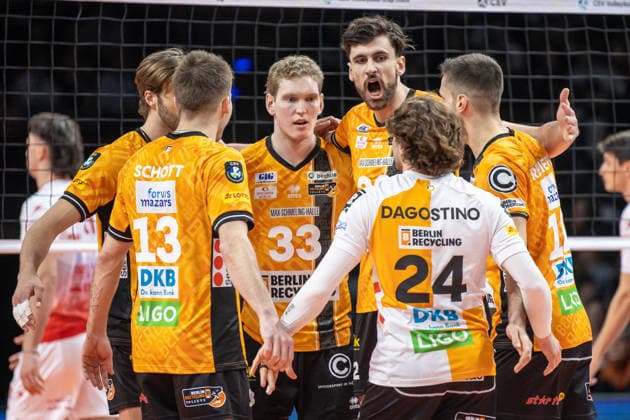 04.03.26, Berlin, Volleyball, CEV Cup Viertelfinale, BR Volleys vs. Volley Piacenza. Die Mannschaft freut sich ueber den Punktgewinn. CEV Cup Viertelfinale, BR Volleys vs. Volley Piacenza.
