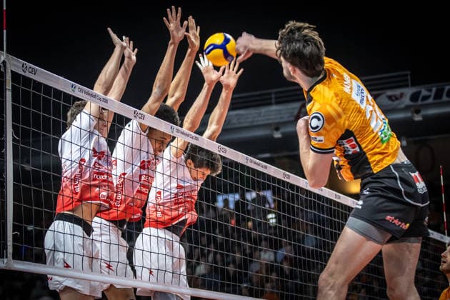 04.03.26, Berlin, Volleyball, CEV Cup Viertelfinale, BR Volleys vs. Volley Piacenza. Jake Hanes (BR Volleys) spielt den Ball gegen den Block von Piacenza. CEV Cup Viertelfinale, BR Volleys vs. Volley Piacenza.