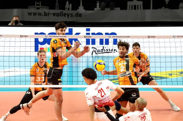 DEU, CEV-Cup, BR Volleys vs. Picenza Volleys, 04.03.2026, Max-Schmeling-Halle, Berlin, DEU, CEV-Cup, BR Volleys vs. Picenza Volleys, im Bild Jake Hanes (BR Volleys 22), Matthew Knigge (BR Volleys 2), Fedor Ivanov (BR Volleys 33), Ruben Schott (BR Volleys 13), Iyegbekedo Daniel (Piacenza 21), Gutierrez Miguel (Piacenza 22)