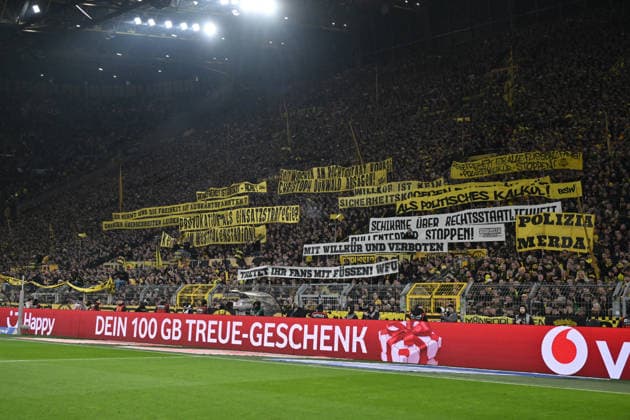 Fanprotest der BVB Fans auf der Südtribüne gegen die Polizei 28.02.2026, Fussball 1. Bundesliga, Saison 2025 2026, 24. Spieltag, Borussia Dortmund - FC Bayern München 2:3 DFL regulations prohibit any use of photographs as image sequences and or quasi-video Dortmund Signal Iduna Park Nordrhein Westfalen Deutschland *** Fan protest by BVB fans in the South Stand against the police 28 02 2026, Football 1 Bundesliga, Season 2025 2026, 24 Matchday, Borussia Dortmund FC Bayern Munich 2 3 DFL regulations prohibit any use of photographs as image sequences and or quasi video Dortmund Signal Iduna Park Nordrhein Westfalen Germany Team2