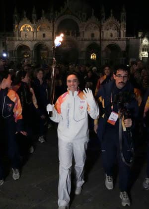 (260305) -- VENICE, March 5, 2026 -- Torchbearer Matilde Villa carries the torch during the Milan-Cortina 2026 Paralympic Winter games, Winterspiele,Spiele, Summer games Torch Relay in Venice, Italy, March 4, 2026. ) (SP)ITALY-VENICE-PARALYMPIC WINTER GAMES-TORCH RELAY HouxJun 