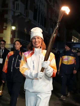 (260305) -- VENICE, March 5, 2026 -- Torchbearer Eike Doerte Burgel carries the torch during the Milan-Cortina 2026 Paralympic Winter games, Winterspiele,Spiele, Summer games Torch Relay in Venice, Italy, March 4, 2026. ) (SP)ITALY-VENICE-PARALYMPIC WINTER GAMES-TORCH RELAY HouxJun 