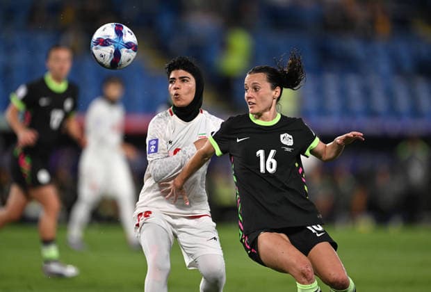 SOCCER ASIAN CUP IRAN AUSTRALIA, Mona Hamoudi of Islamic Republic of Iran and Hayley Raso of Australia during the AFC Women™s Asian Cup Group A match between Iran and Australia at Cbus Super Stadium on the Gold Coast, Thursday, March 5, 2026. ( NO ARCHIVING, EDITORIAL USE ONLY GOLD COAST QUEENSLAND AUSTRALIA  Copyright: xDAVExHUNTx 20260305124043847773