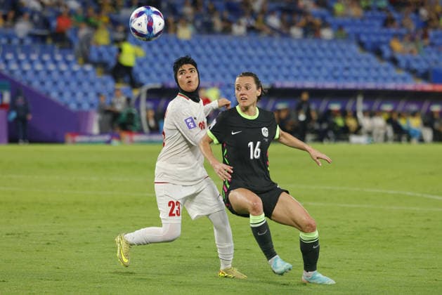 GOLD COAST, AUSTRALIA - MARCH 05 Hayley Raso (16 Australia) battles for the ball with Mona Hamoudi (23 IR Iran) during the Womens Asian Cup match between Islamic Republic of Iran and Australia at the Gold Coast Stadium on March 05 2026 in Gold Coast, Australia Copyright: xMatthewxStarlingx xSPPx Sportspressphoto_SPR102279