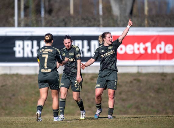 Fußball, Frauen, Testspiel, Saison 2025 2026, FC Viktoria 1889 Berlin - 1. FC Union Berlin, v. l. Lisa Heiseler (1. FC Union), Antonia Halverkamps (1. FC Union), Dina Orschmann (1. FC Union), Jubel nach Tor zum 1:2, 05.03.2026, Copyright: xSebastianxRäppold MatthiasxKochx