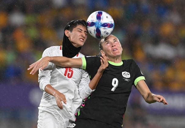 SOCCER ASIAN CUP IRAN AUSTRALIA, Mohaddeseh of Islamic Republic of Iran (l) competes with Caitlin Foord of Australia during the AFC Women™s Asian Cup Group A match between Iran and Australia at Cbus Super Stadium on the Gold Coast, Thursday, March 5, 2026. ( NO ARCHIVING, EDITORIAL USE ONLY GOLD COAST QUEENSLAND AUSTRALIA  Copyright: xDAVExHUNTx 20260306152162838879