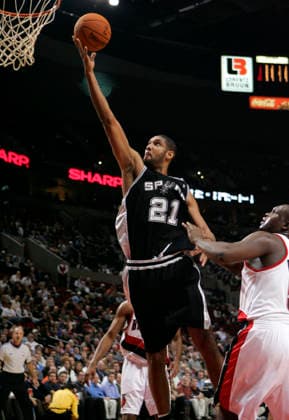 Nov 20, 2006; Portland, OR, USA; San Antonio Spurs TIM DUNCAN scores on a layup against Portland Trail Blazers ZACH RANDOLPH during the first quarter of their NBA, Basketball Herren, USA basketball game at the Rose Garden. San Antonio Spurs beat the Portland Trail Blazers 107-98. Mandatory Credit: Photo by Richard Clement ZUMA Press. ( ) Copyright 2006 by Richard Clement Portland OR USA Copyright: xRichardxClementx