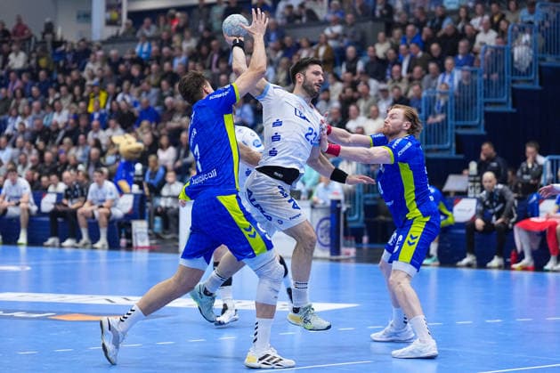 05.03.2026, xydrx, Handball, 1.HBL, VfL Gummersbach - TBV Lemgo Lippe, Schwalbe-Arena: Tim Suton (TBV Lemgo Lippe 23) im Zweikampf gegen Julian Koester (VfL Gummersbach 7) und Tom Kiesler (VfL Gummersbach 30) Photo: xYannisxDreimannxPressefotoKochx Nordrhein-Westfahlen Deutschland