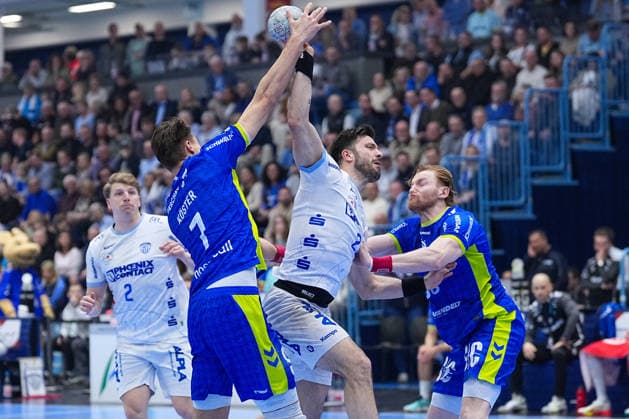 05.03.2026, xydrx, Handball, 1.HBL, VfL Gummersbach - TBV Lemgo Lippe, Schwalbe-Arena: Tim Suton (TBV Lemgo Lippe 23) im Zweikampf gegen Julian Koester (VfL Gummersbach 7) und Tom Kiesler (VfL Gummersbach 30) Photo: xYannisxDreimannxPressefotoKochx Nordrhein-Westfahlen Deutschland