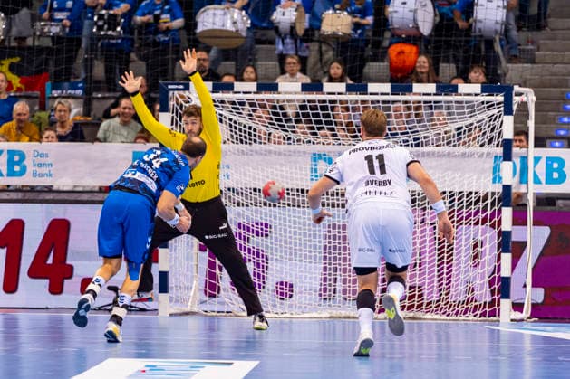 DAIKIN Handball Bundesliga: TVB Stuttgart vs. THW Kiel; 05.03.2026 Stuttgart, GERMANY - 05. März 2026: Kai Häfner (TVB Stuttgart, 34) bei Abschluss gegen Gonzalo PÃ rez de Vargas (THW Kiel, 1) während dem Match zwischen dem TVB Stuttgart und dem THW Kiel am 24. Spieltag der Daikin Handball Bundesliga in der Porsche-Arena. Copyright: xBEAUTIFULxSPORTS Steinx