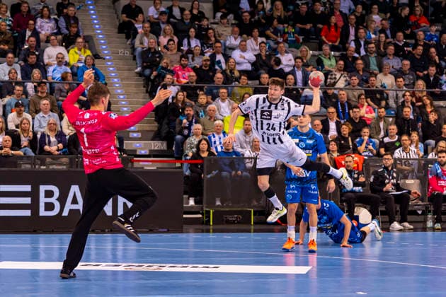 DAIKIN Handball Bundesliga: TVB Stuttgart vs. THW Kiel; 05.03.2026 Stuttgart, GERMANY - 05. März 2026: Lukas Zerbe (THW Kiel, 24) beim Abschluss gegen Mateusz Kornecki (TVB Stuttgart, 1) während dem Match zwischen dem TVB Stuttgart und dem THW Kiel am 24. Spieltag der Daikin Handball Bundesliga in der Porsche-Arena. Copyright: xBEAUTIFULxSPORTS Steinx