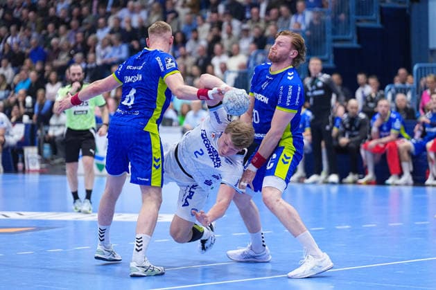 05.03.2026, xydrx, Handball, 1.HBL, VfL Gummersbach - TBV Lemgo Lippe, Schwalbe-Arena: Lukas Hutecek (TBV Lemgo Lippe 2) im Zweikampf gegen Ellidi Vidarsson (VfL Gummersbach 4) und Tom Kiesler (VfL Gummersbach 30) Photo: xYannisxDreimannxPressefotoKochx Nordrhein-Westfahlen Deutschland