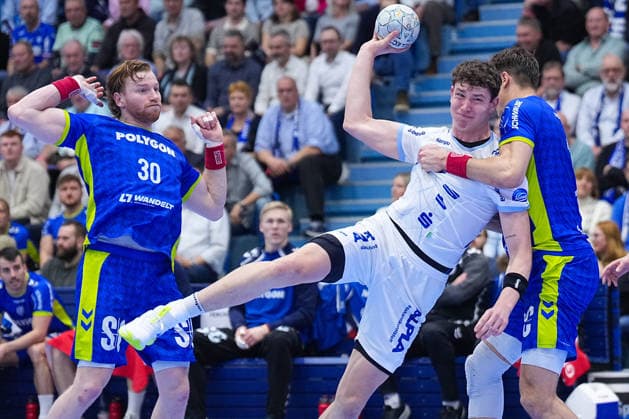 05.03.2026, xydrx, Handball, 1.HBL, VfL Gummersbach - TBV Lemgo Lippe, Schwalbe-Arena: Joel Willecke (TBV Lemgo Lippe 24) im Zweikampf gegen Tom Kiesler (VfL Gummersbach 30) und Julian Koester (VfL Gummersbach 7) Photo: xYannisxDreimannxPressefotoKochx Nordrhein-Westfahlen Deutschland