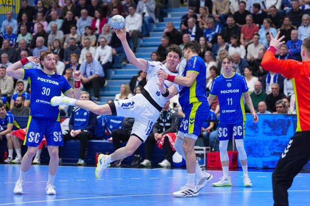 05.03.2026, xydrx, Handball, 1.HBL, VfL Gummersbach - TBV Lemgo Lippe, Schwalbe-Arena: Joel Willecke (TBV Lemgo Lippe 24) im Zweikampf gegen Tom Kiesler (VfL Gummersbach 30) und Julian Koester (VfL Gummersbach 7) Photo: xYannisxDreimannxPressefotoKochx Nordrhein-Westfahlen Deutschland