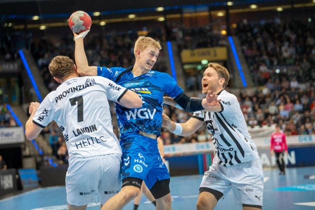 Handball I Herren I Saison 2025-2026 I Bundesliga I 24. Spieltag I TVB Stuttgart - THW Kiel I 05.03.2026 Torben Matzken (22, TVB Stuttgart) im Wurf, Magnus Landin Jacobsen (7, THW Kiel) und Petter Overby (11, THW Kiel) in der Abwehr Stuttgart Porsche Arena Baden-Württemberg Deutschland Copyright: xLobeca MaxxPetershansx