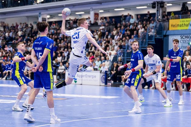 DAIKIN Handball-Bundesliga VfL Gummersbach - TBV Lemgo Lippe; 05.03.2026 Miro Schluroff (VfL Gummersbach, 15), Niels Gerardus Versteijnen (TBV Lemgo Lippe, 25) im Wurf, Tom Kiesler (VfL Gummersbach, 30) DAIKIN Handball-Bundesliga VfL Gummersbach - TBV Lemgo Lippe; Gummersbach, Schwalbe arena am 05.03.2026 Copyright: xBEAUTIFULxSPORTS Wunderlx