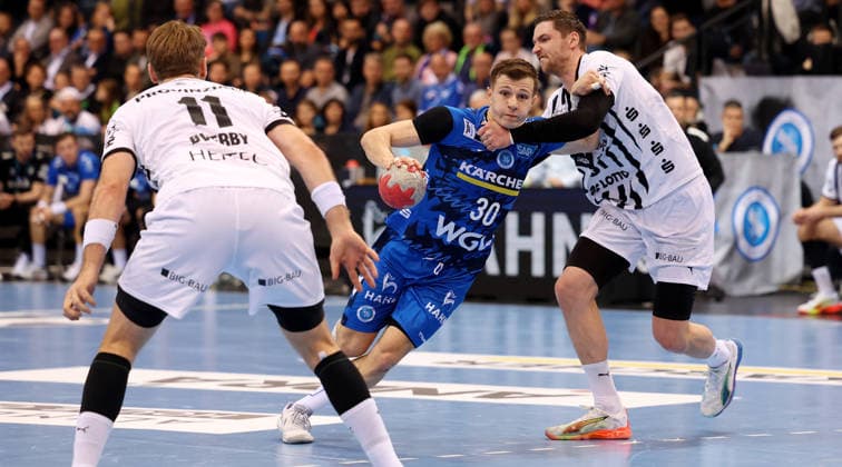 05.03.2026, Deutschland, Stuttgart, Handball Bundesliga, TVB Stuttgart vs. THW Kiel, v..l. Petter Overby (Kiel), Marco Mengon (TVB), Hendrik Pekeler (Kiel)