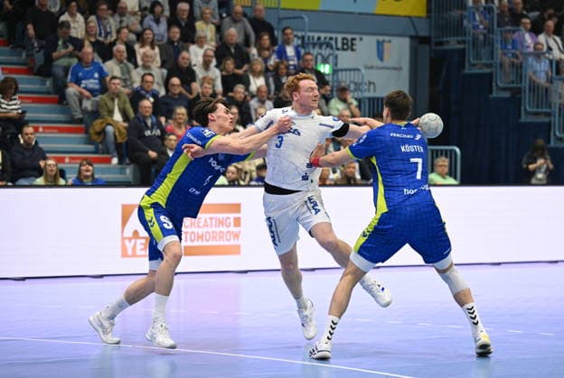 RECORD DATE NOT STATED Nicolai Theilinger (TBV Lemgo Lippe 3) gegen Miro Schluroff (VfL Gummersbach 15) und Julian Koester (VfL Gummersbach 7) VfL Gummersbach vs. TBV Lemgo Lippe, Handball, Daikin 1. Bundesliga, 24. Spieltag, Spielzeit 2025-2026, Schwalbe Arena Gummersbach, 05.03.2026 VfL Gummersbach vs. TBV Lemgo Lippe, Handball, Daikin 1. Bundesliga, 24. Spieltag, Spielzeit 2025-2026, Schwalbe Arena Gummersbach, 05.03.2026 Gummersbach Copyright: xEibner-Pressefoto JuergenxAugstx EP_JAT
